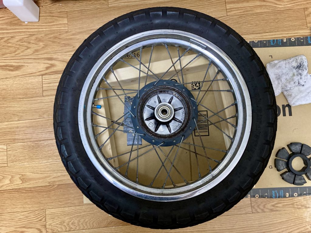 木枠の上にタイヤを置いた状態(ホイール付き)