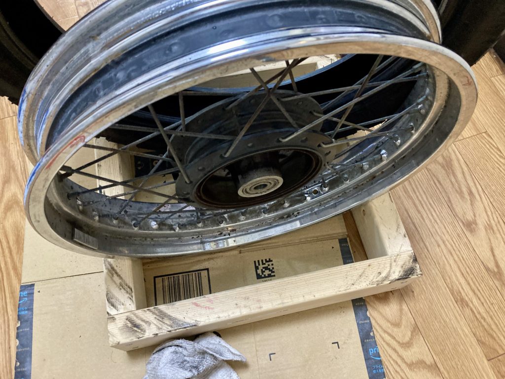 ホイールを木枠に立てる