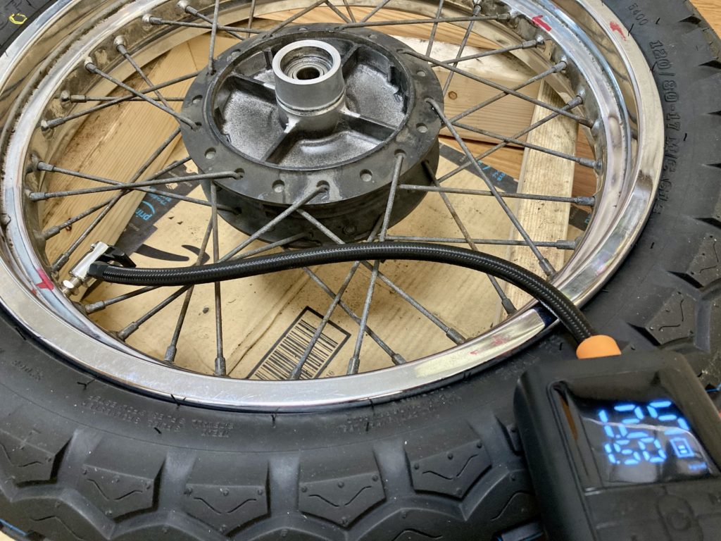 モバイル空気入れでタイヤに空気を入れる