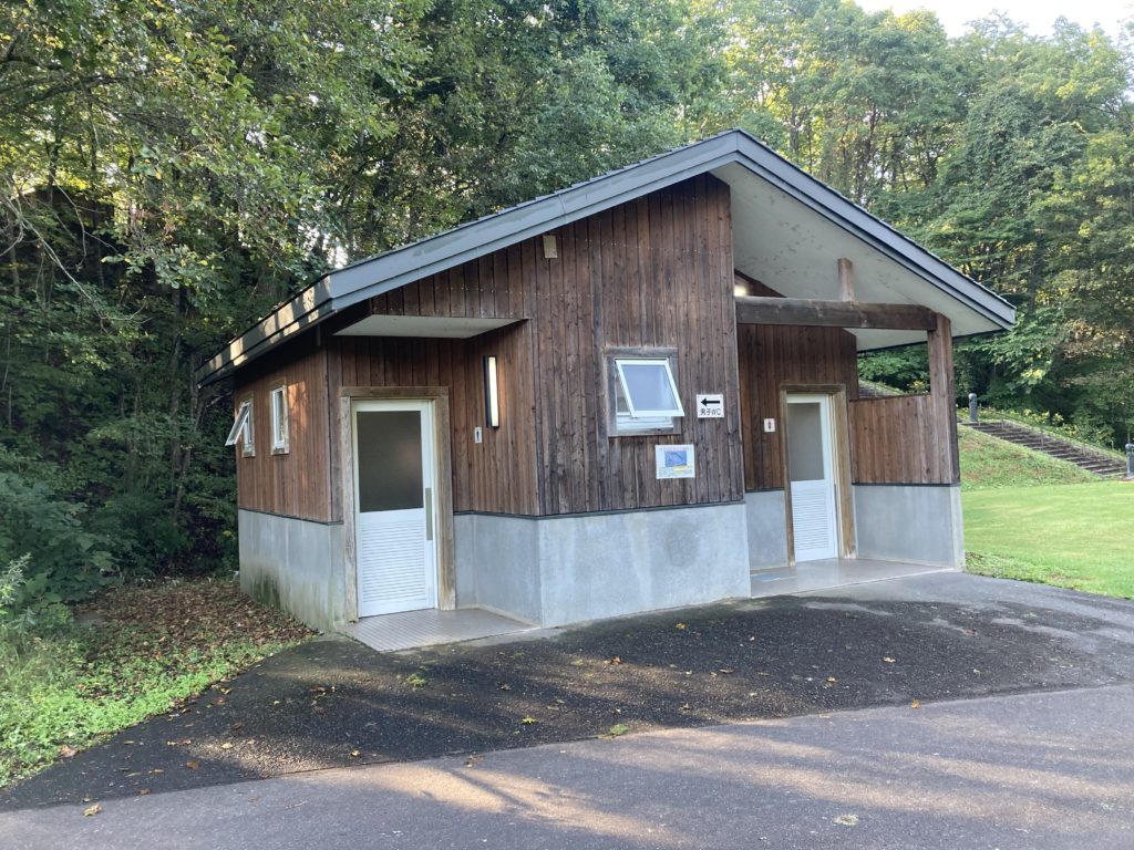 キャンプ場トイレ