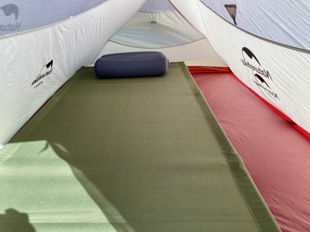 テントの中、コットとエアピロー