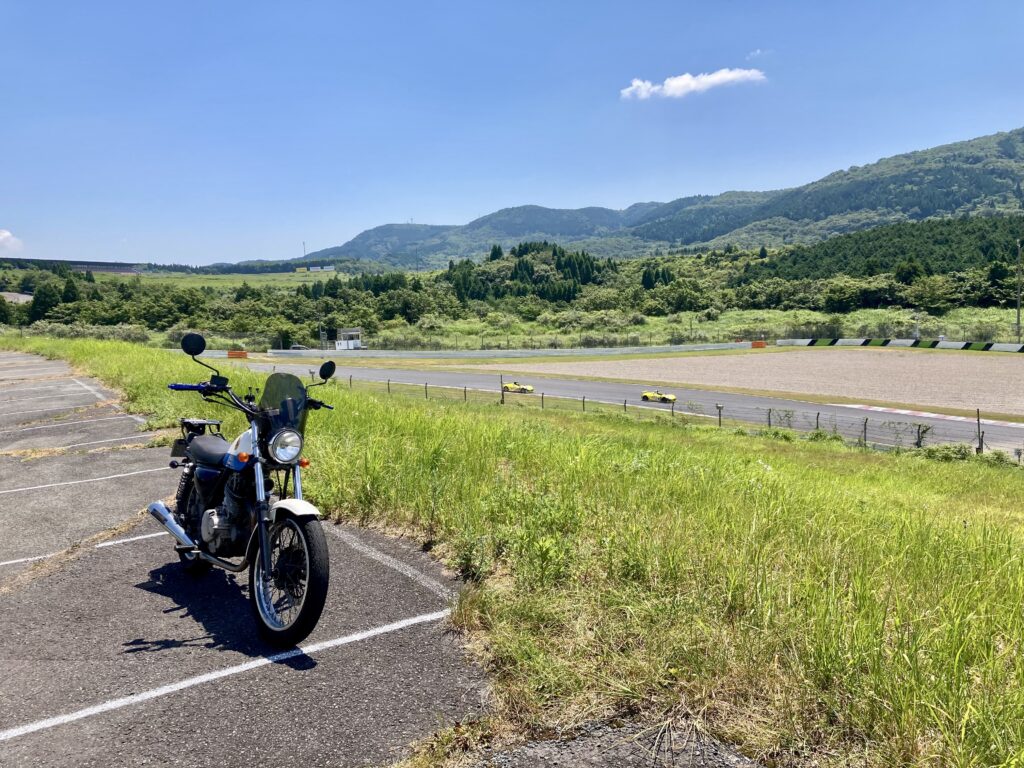 バイクと緑豊かな景色