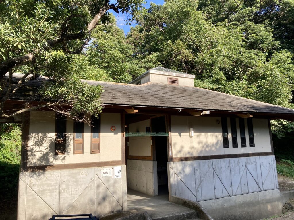 公園内のトイレ