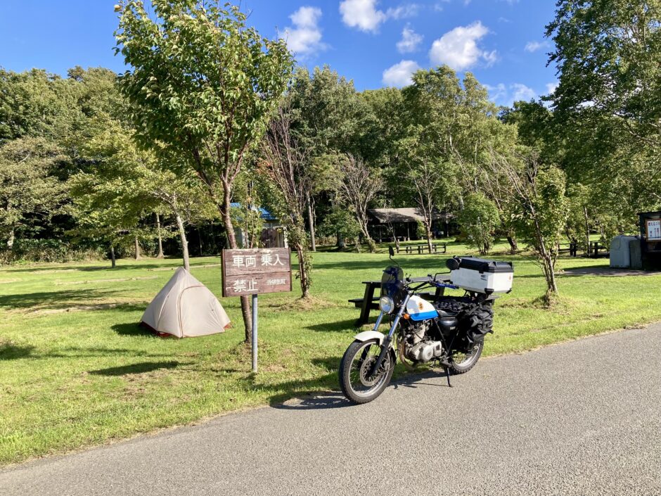 キャンプサイトとバイク