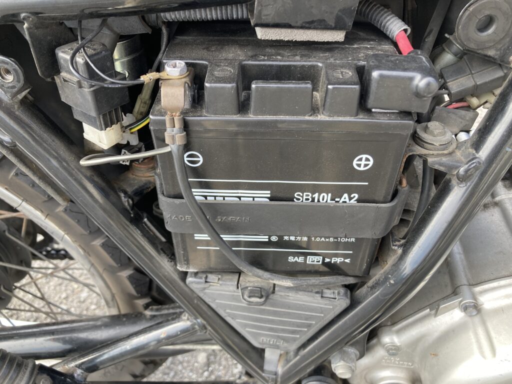 既存バッテリーの取り外し