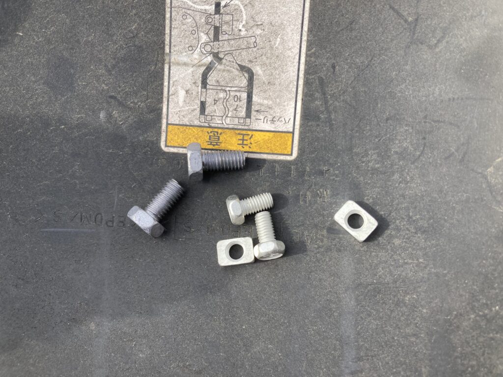 バッテリー接続用のボルトとナット