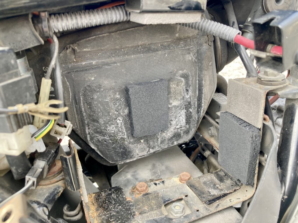 バッテリーケースとクッション材