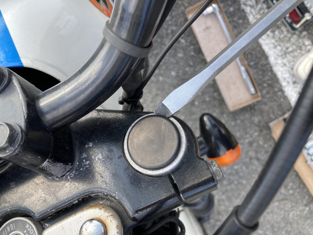 フロントフォークのキャップ取り外し