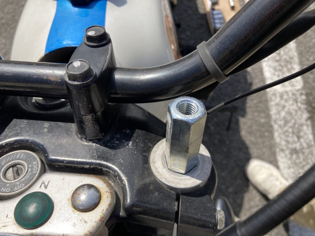 高ナットでフォークのボルトを緩める