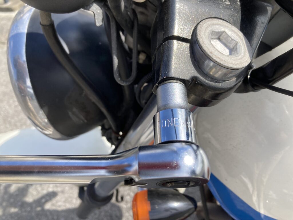 フォークのクランプを緩める