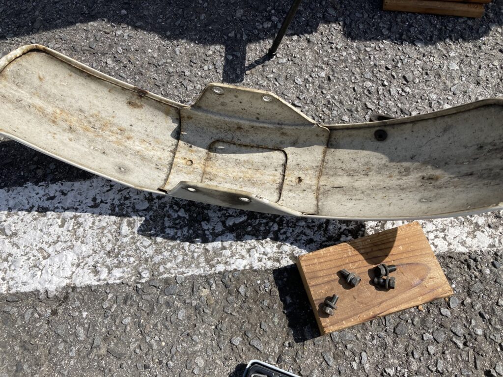 フェンダーの取り外し後とボルト