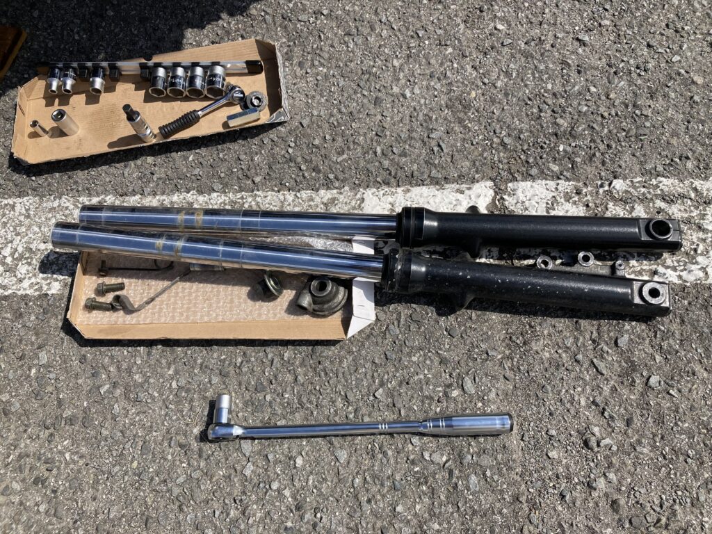 フロントフォーク取り外し後