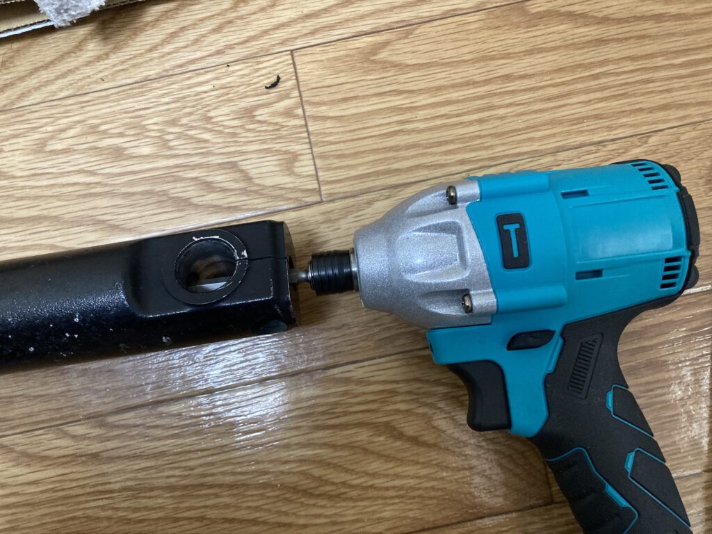 インパクトドライバーでオイルロックの取り外し