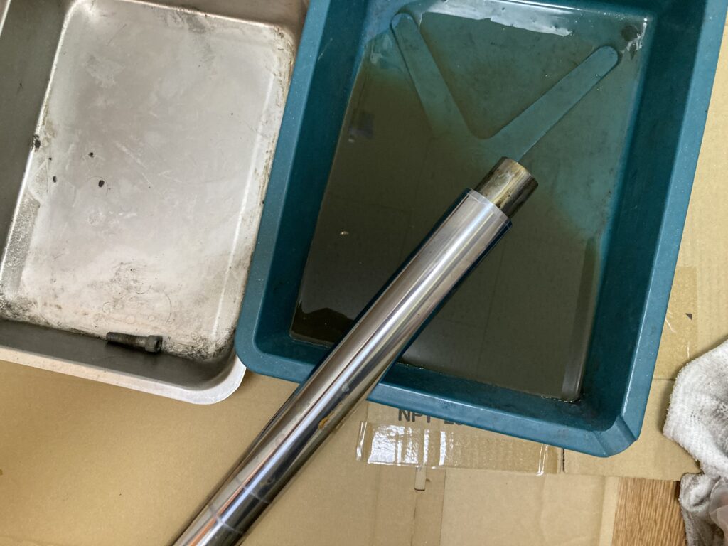 フロントフォークオイルの排出