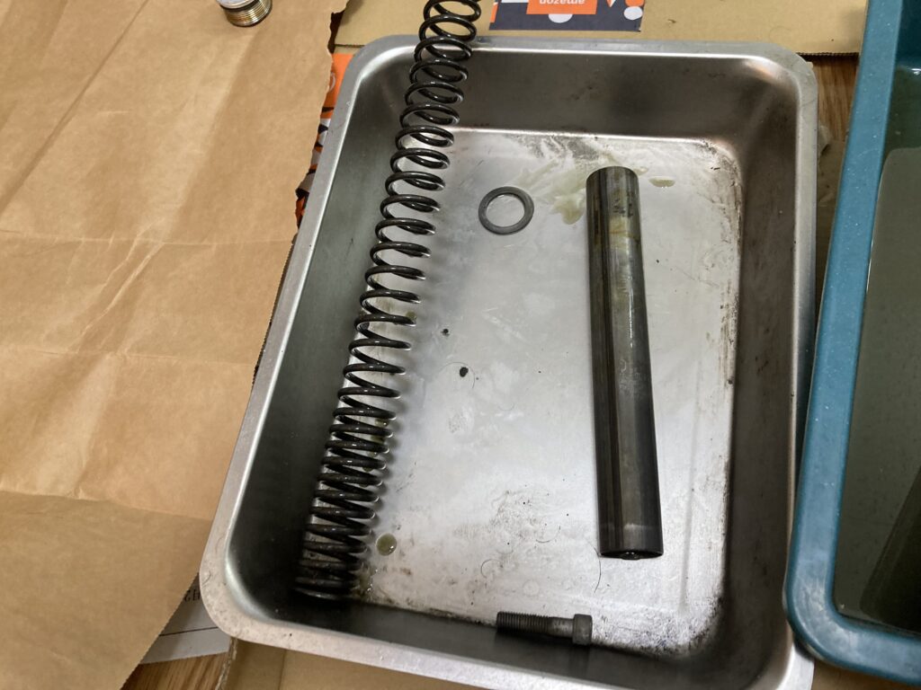取り外したスプリングとカラー
