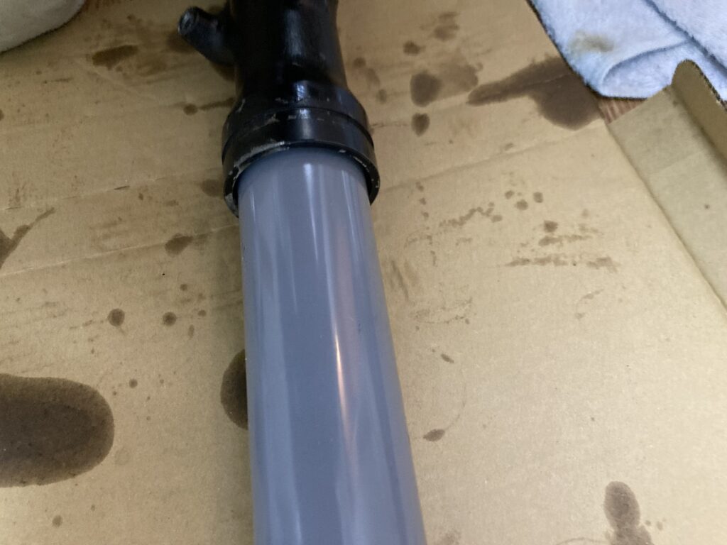 塩ビ管を打ち込む様子