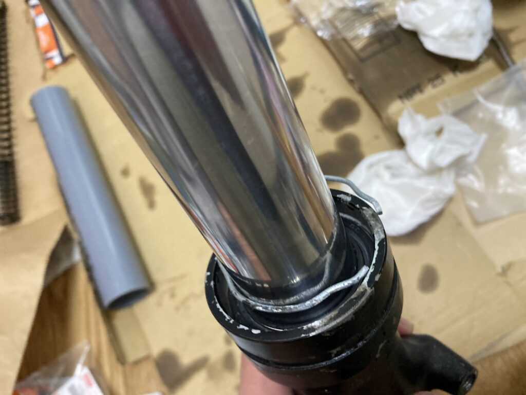 リングストッパーを取り付ける様子