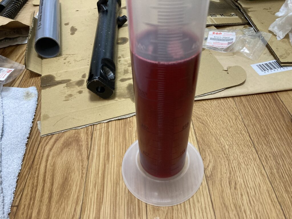 メスシリンダーに入ったフォークオイル