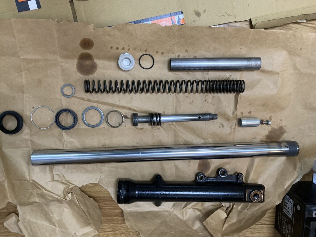 フロントフォーク分解パーツ