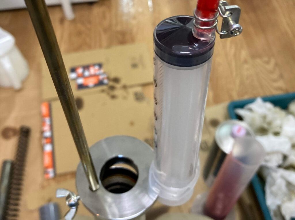 油面ゲージでオイルの油面を調整している様子