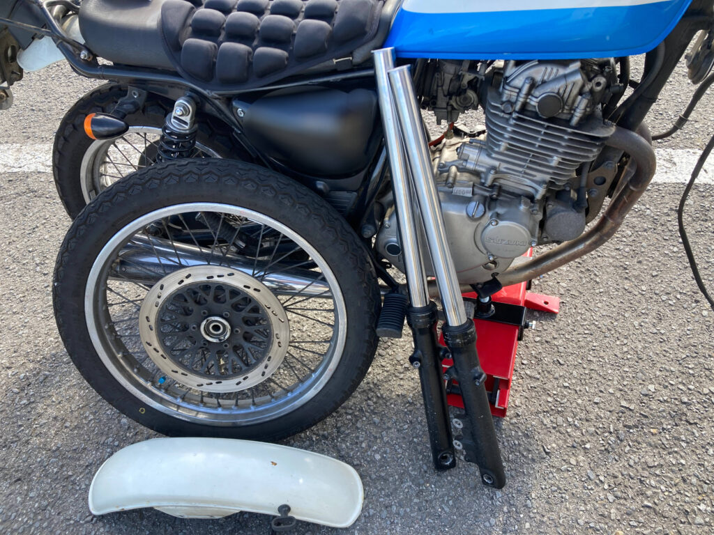 バイク本体とフロントタイヤ、フォーク、フェンダーの様子